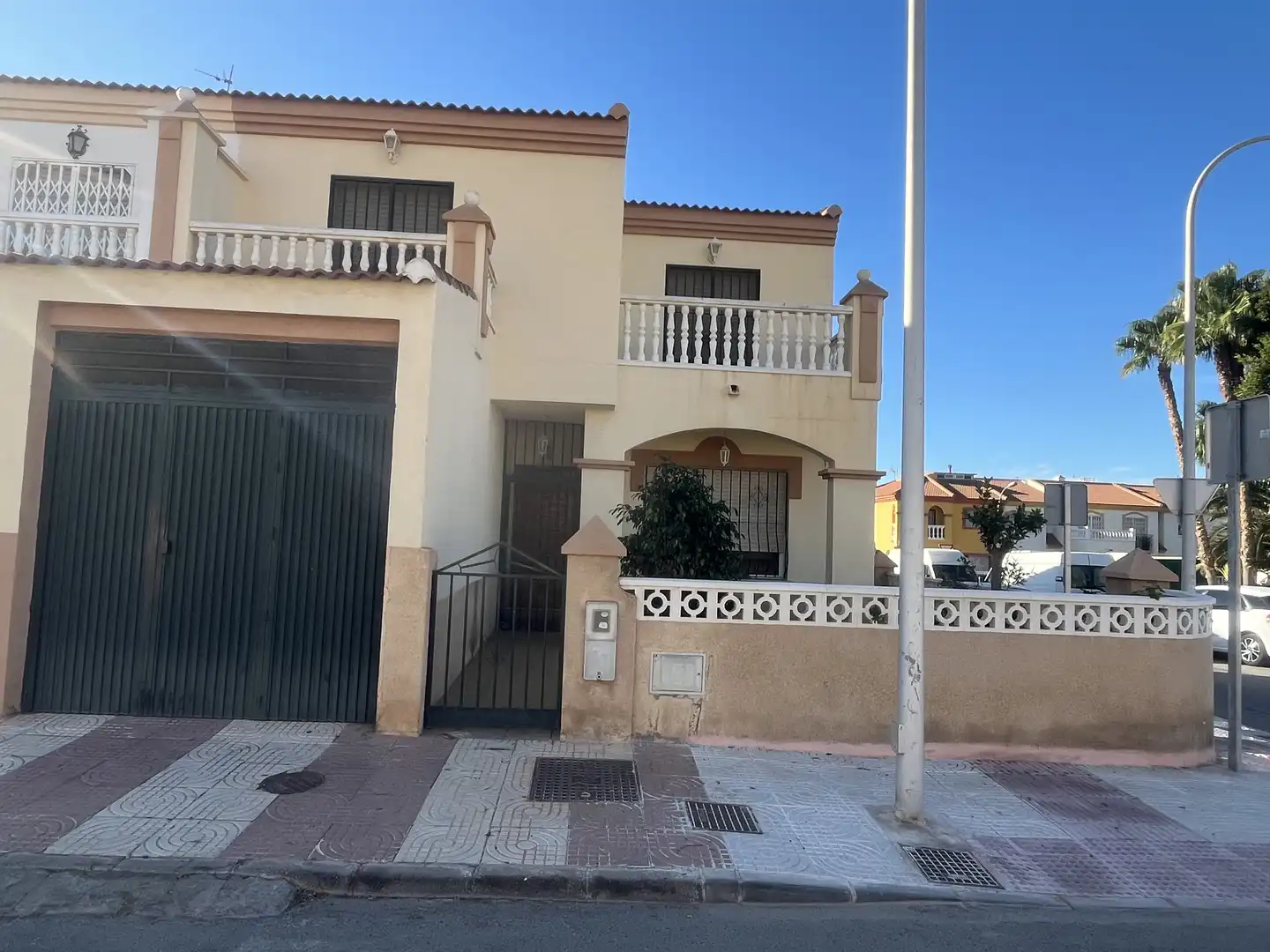 Dúplex en venta en Calle Sierra de los Filabres, 13, El Parador de las Hortichuelas Vista exterior de Dúplex en venta en Roquetas de Mar con Jardín privado, Terraza y Balcón