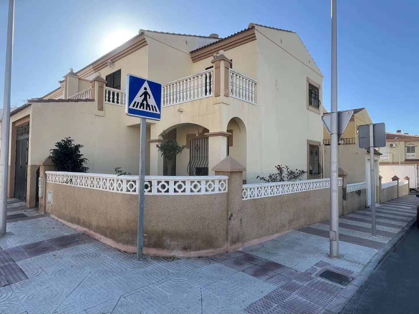 Dúplex en venta en Calle Sierra de los Filabres, 13, El Parador de las Hortichuelas Vista exterior de Dúplex en venta en Roquetas de Mar con Jardín privado, Terraza y Balcón