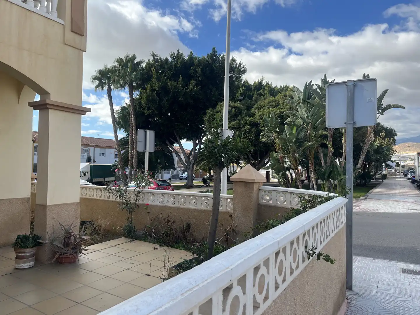 Dúplex en venta en Calle Sierra de los Filabres, 13, El Parador de las Hortichuelas Vista exterior de Dúplex en venta en Roquetas de Mar con Jardín privado, Terraza y Balcón