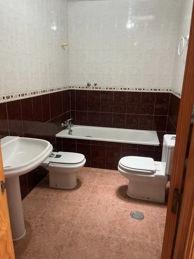 Dúplex en venta en Calle Sierra de los Filabres, 13, El Parador de las Hortichuelas Baño de Dúplex en venta en Roquetas de Mar con Jardín privado, Terraza y Balcón