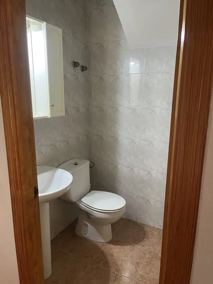 Dúplex en venta en Calle Sierra de los Filabres, 13, El Parador de las Hortichuelas Baño de Dúplex en venta en Roquetas de Mar con Jardín privado, Terraza y Balcón