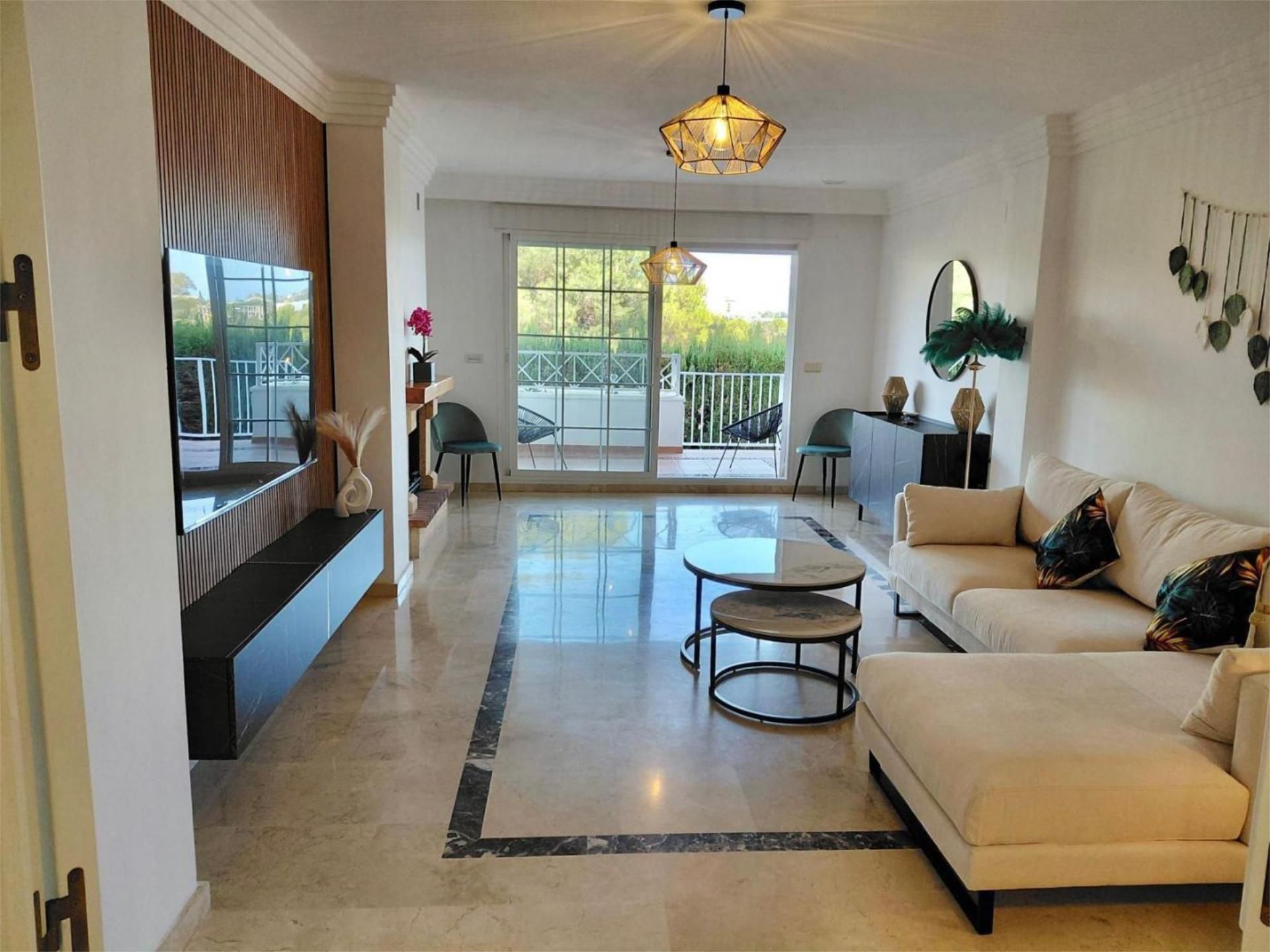 Sala d'estar de Pis de lloguer en Marbella amb Aire condicionat, Calefacció i Terrassa