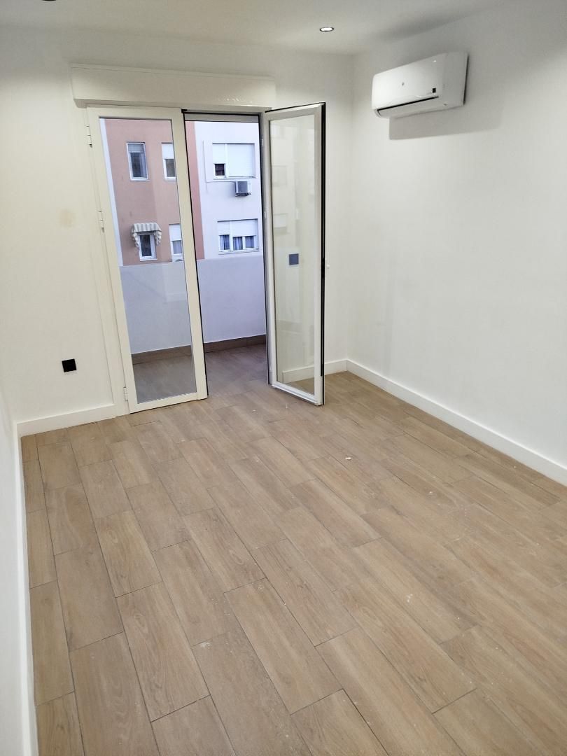 Bedroom of Flat for sale in  Sevilla Capital  with Air Conditioner and Balcony