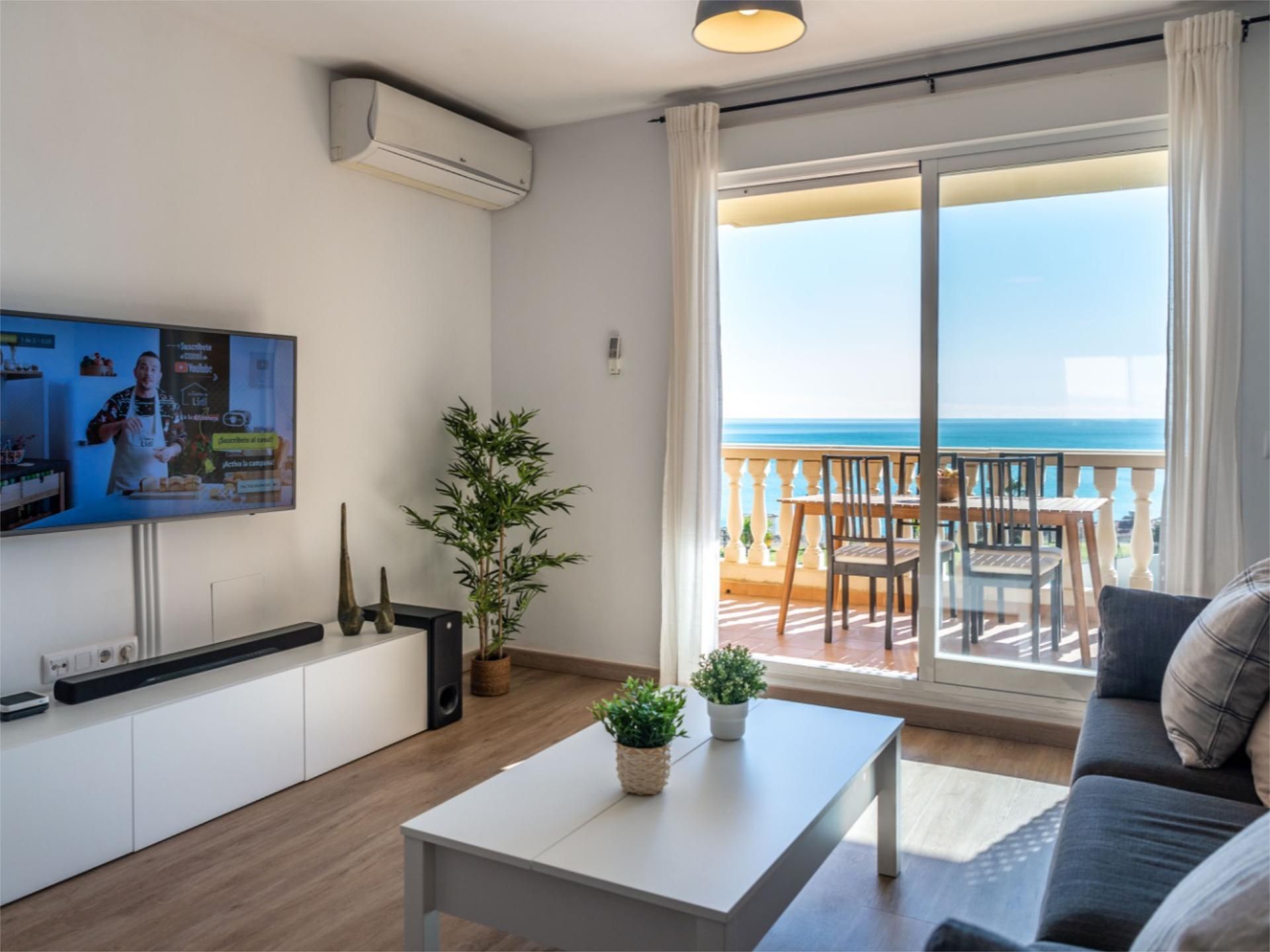 Sala d'estar de Pis de lloguer en Fuengirola amb Aire condicionat, Terrassa i Piscina