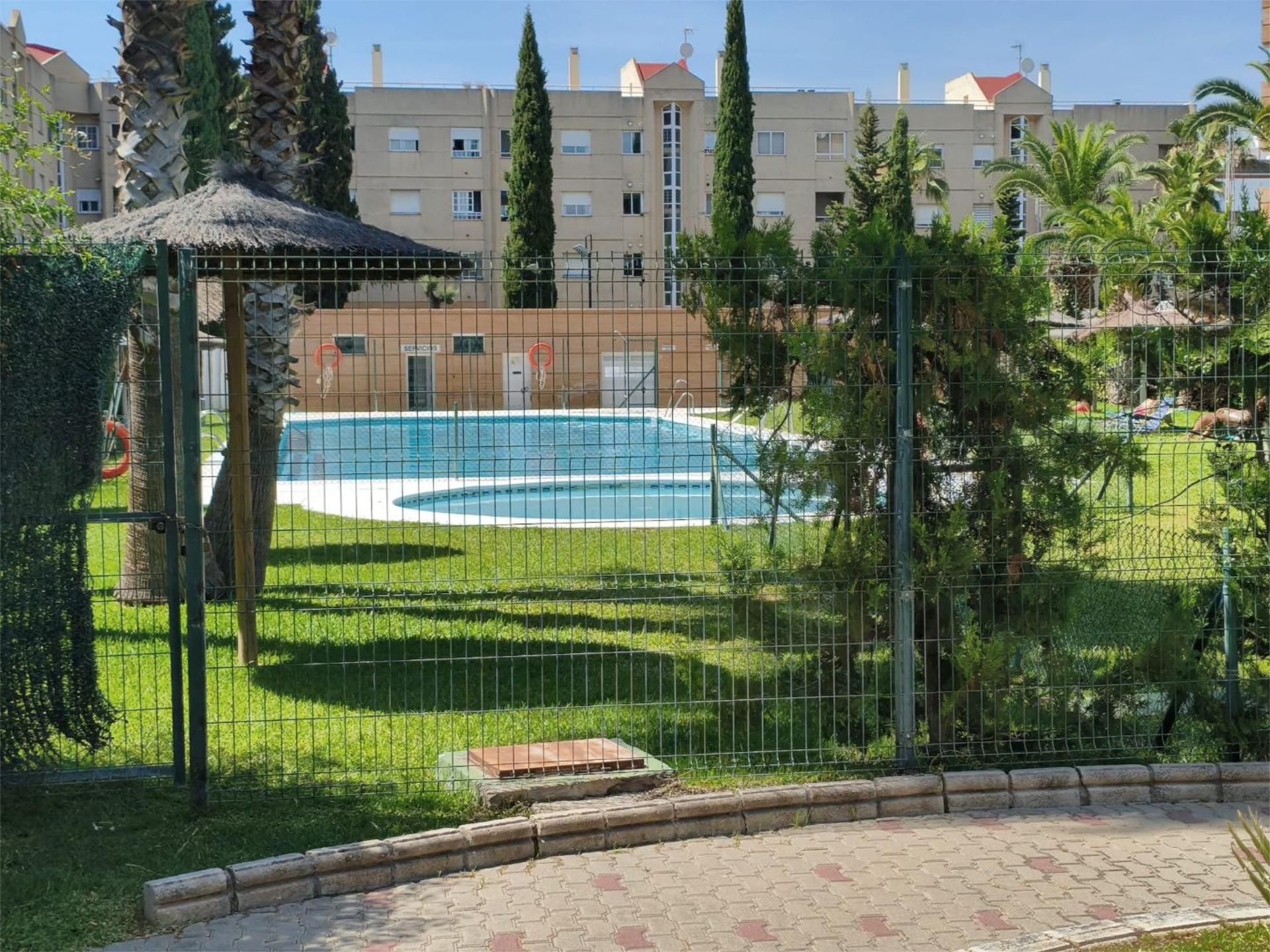 Piscina de Apartament de lloguer en Dos Hermanas amb Aire condicionat, Piscina i Moblat