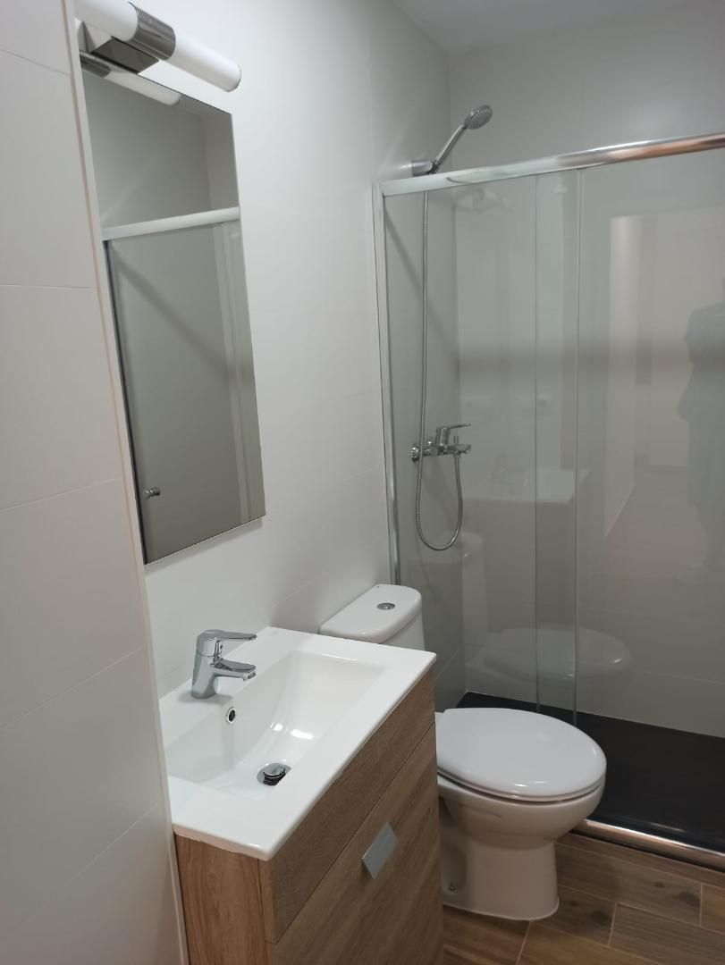 Bany de Estudi de lloguer en  Valencia Capital amb Moblat, Microones i Internet