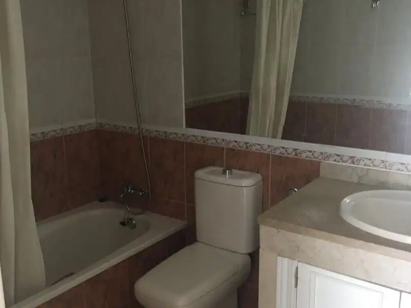 Baño de Piso de alquiler en Sevilla con Aire acondicionado, Calefacción y Amueblado