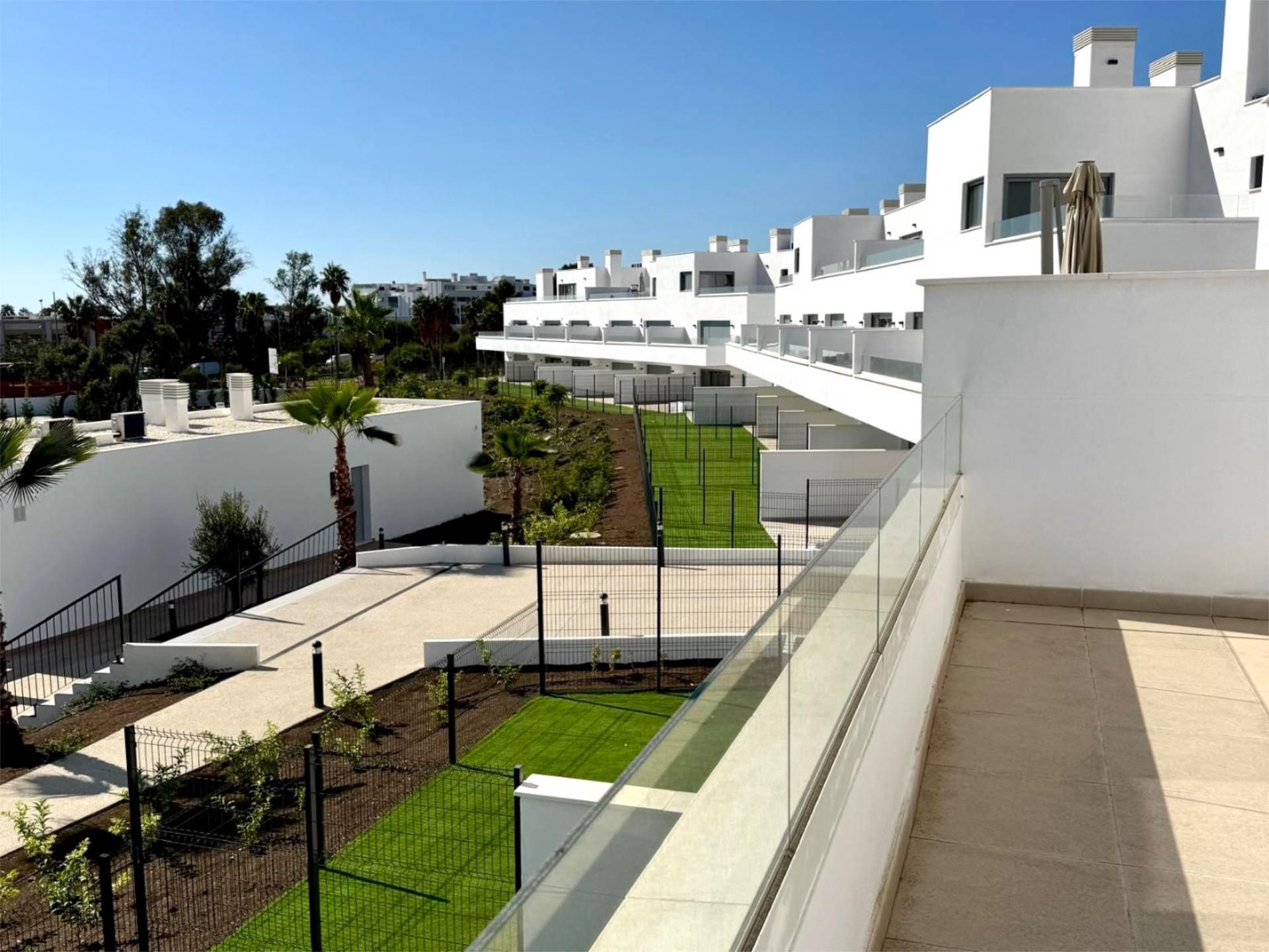 Vista exterior de Apartament en venda en Estepona amb Aire condicionat, Terrassa i Piscina
