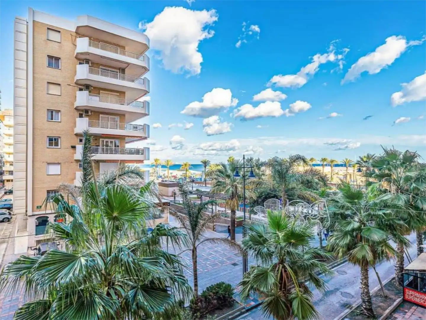 Estudi de lloguer a Calle Lamo de Espinosa, 7, Puerto Deportivo Vista exterior de Estudi de lloguer en Fuengirola amb Aire condicionat, Calefacció i Parquet