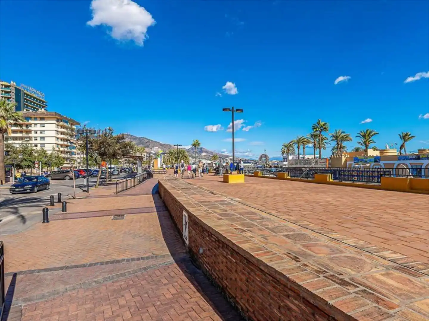 Estudi de lloguer a Calle Lamo de Espinosa, 7, Puerto Deportivo Vista exterior de Estudi de lloguer en Fuengirola amb Aire condicionat, Calefacció i Parquet