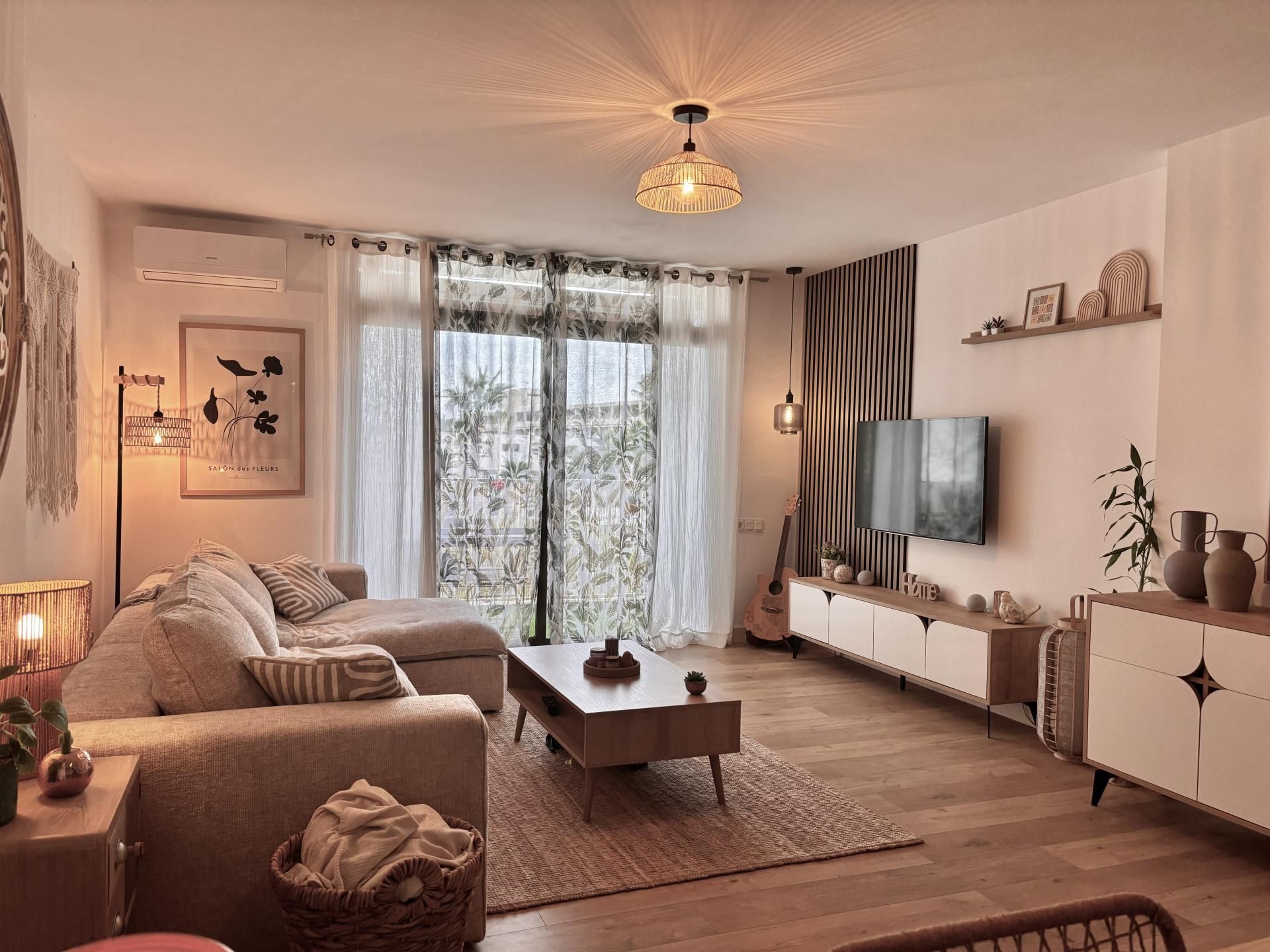 Sala d'estar de Pis en venda en Roquetas de Mar amb Aire condicionat, Terrassa i Piscina