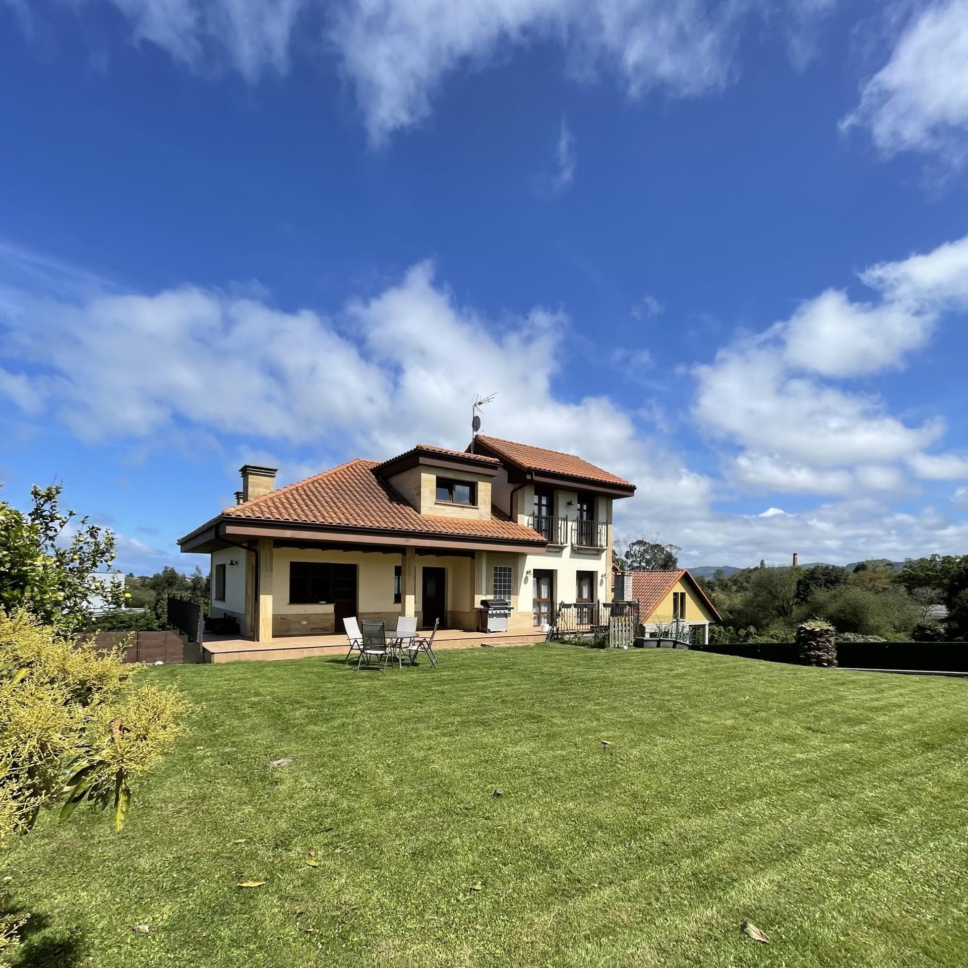 Exterior view of House or chalet for sale in Gijón   with Terrace and Balcony