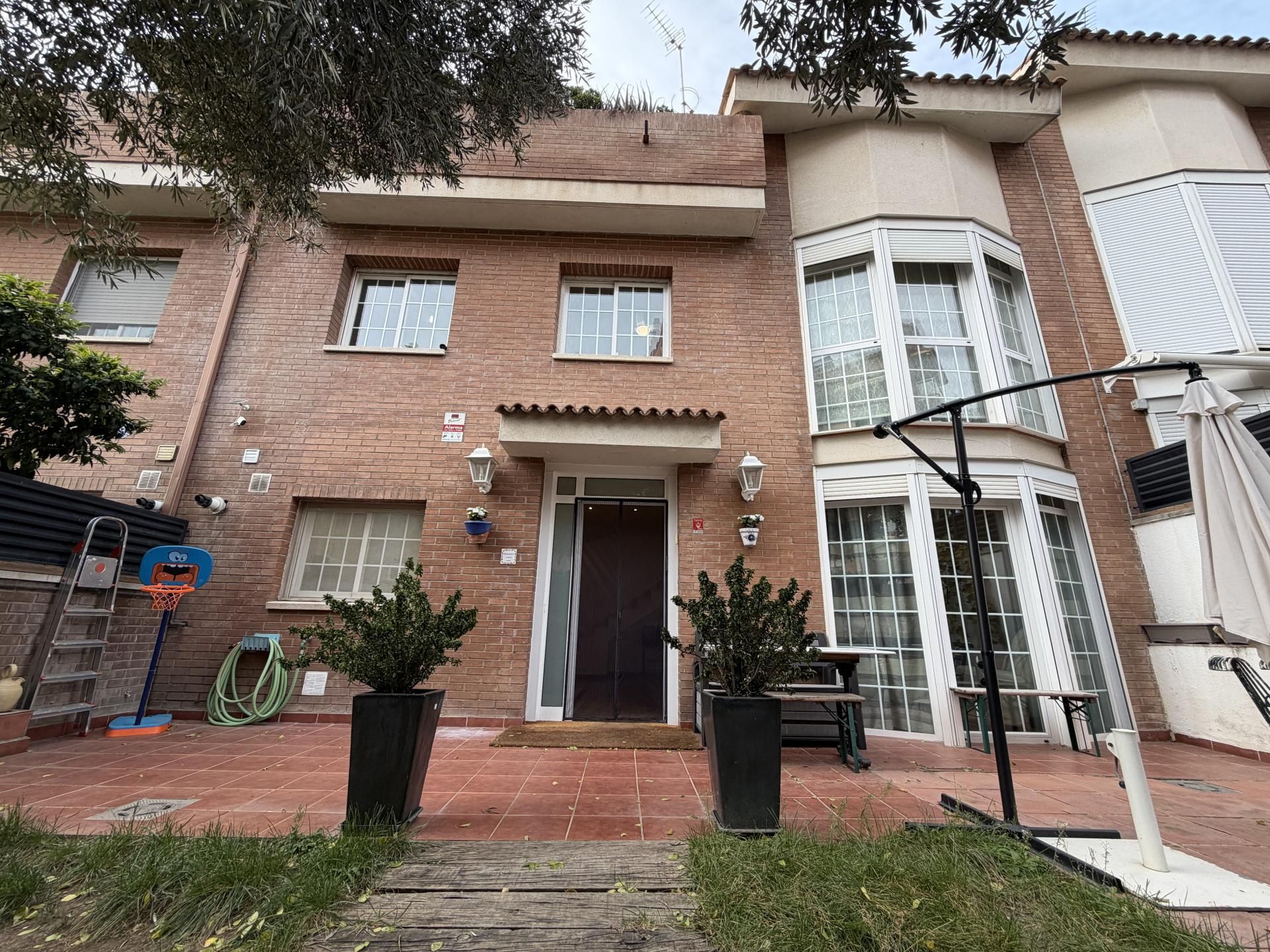 Single-family semi-detached for sale in Carrer del Xaloc, 20, Zona Nord Exterior view of Single-family semi-detached for sale in Rubí with Heating, Private garden and Terrace