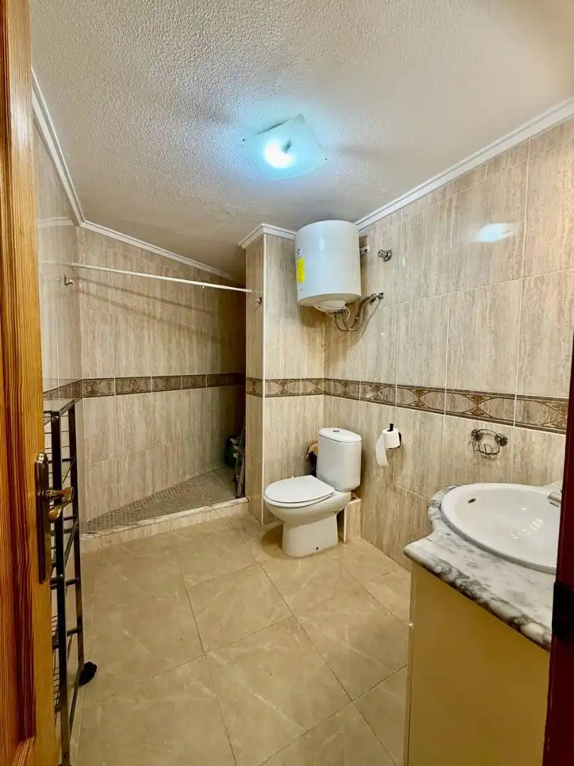 Flat for sale in Avenida Españoles, 19, Los Europeos Bathroom of Flat for sale in Torrevieja with Air Conditioner, Private garden and Furnished