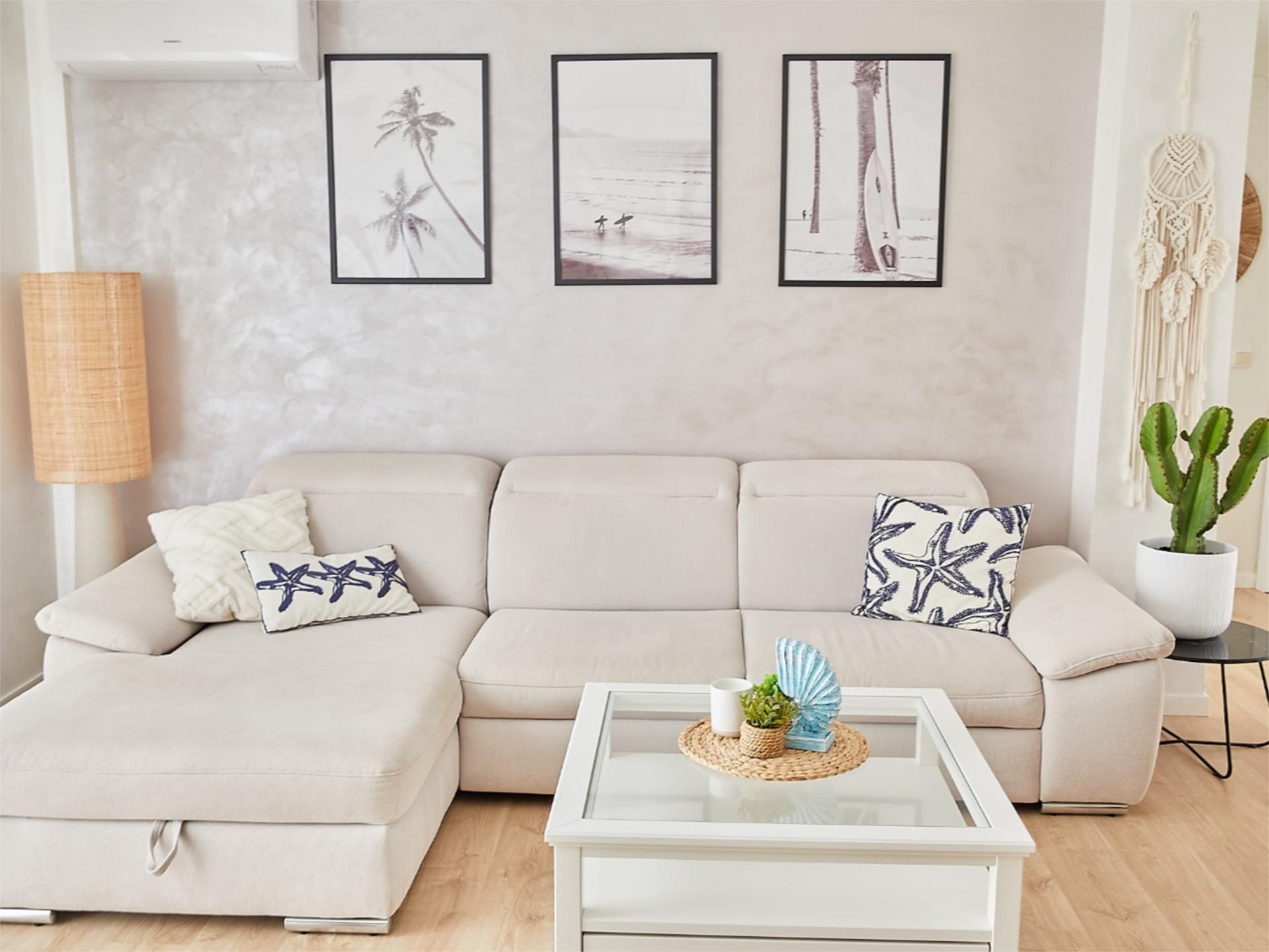 Sala d'estar de Pis de lloguer en Mijas amb Aire condicionat i Piscina