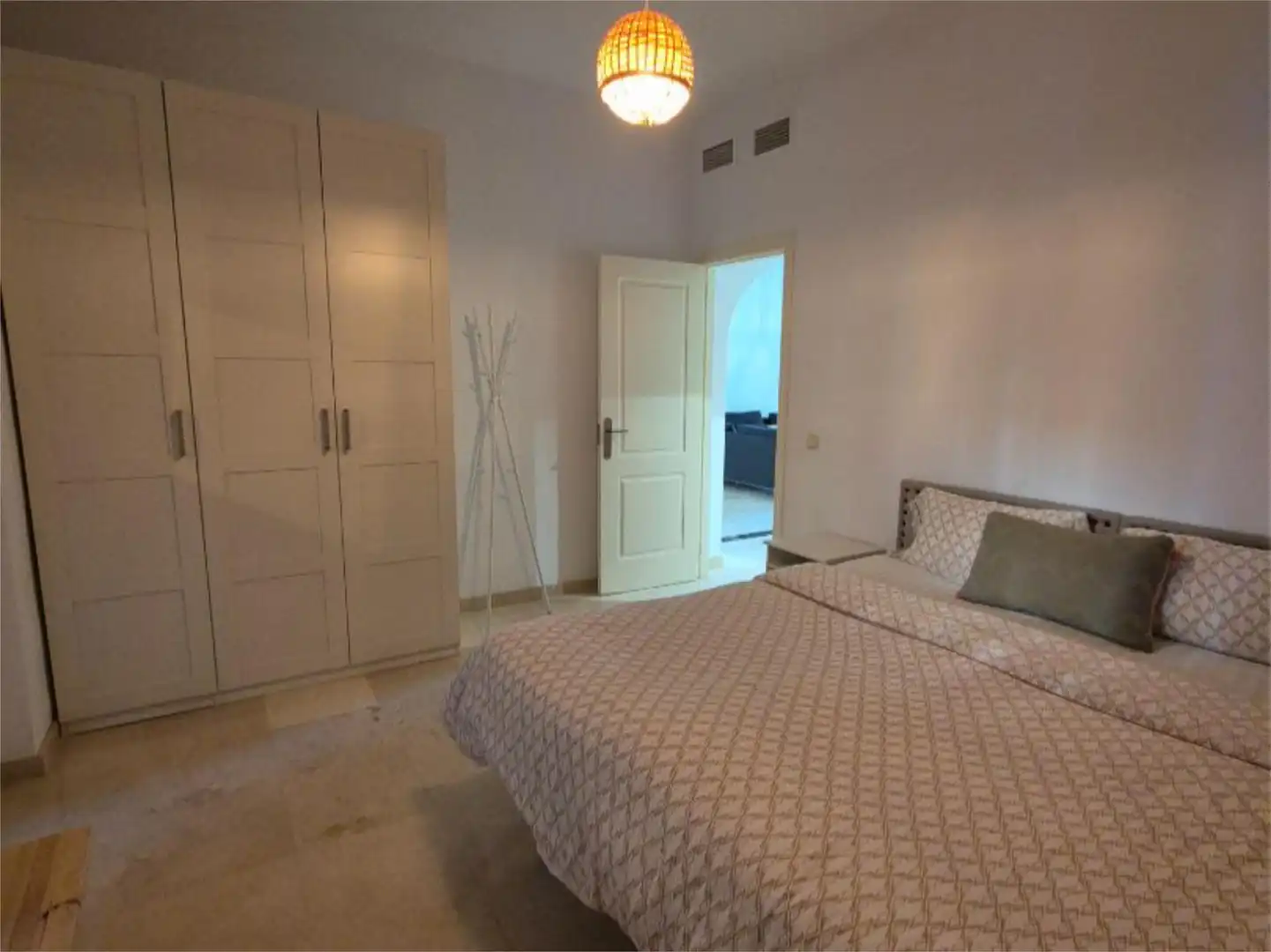 Piso en venta en Avenida del Prado, 85, Las Brisas Habitación de Piso en venta en Marbella con Aire acondicionado, Terraza y Piscina