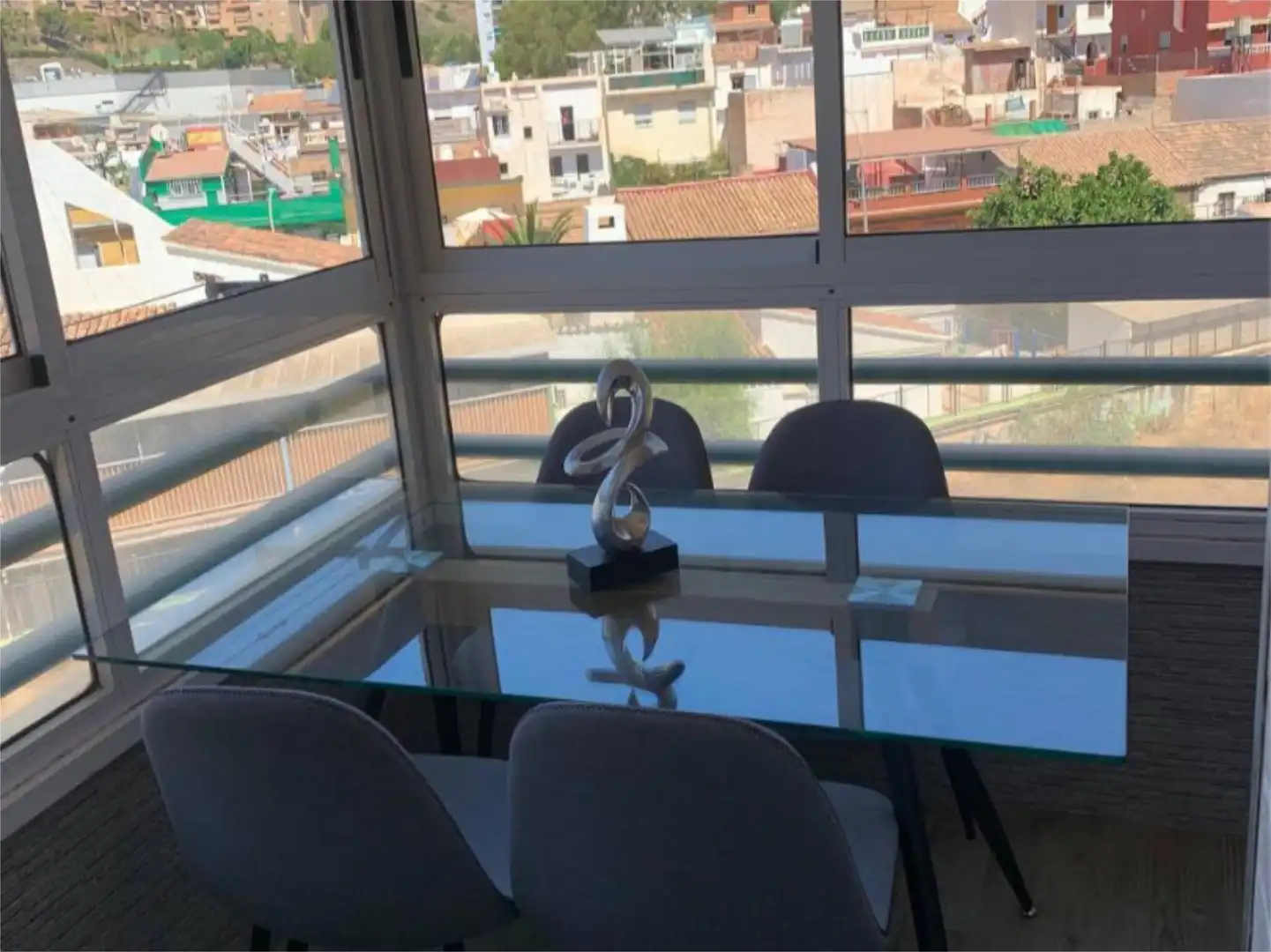 Estudi de lloguer a Avenida Principal del Candado, 9, El Candado Menjador de Estudi de lloguer en Málaga amb Aire condicionat, Jardí privat i Moblat