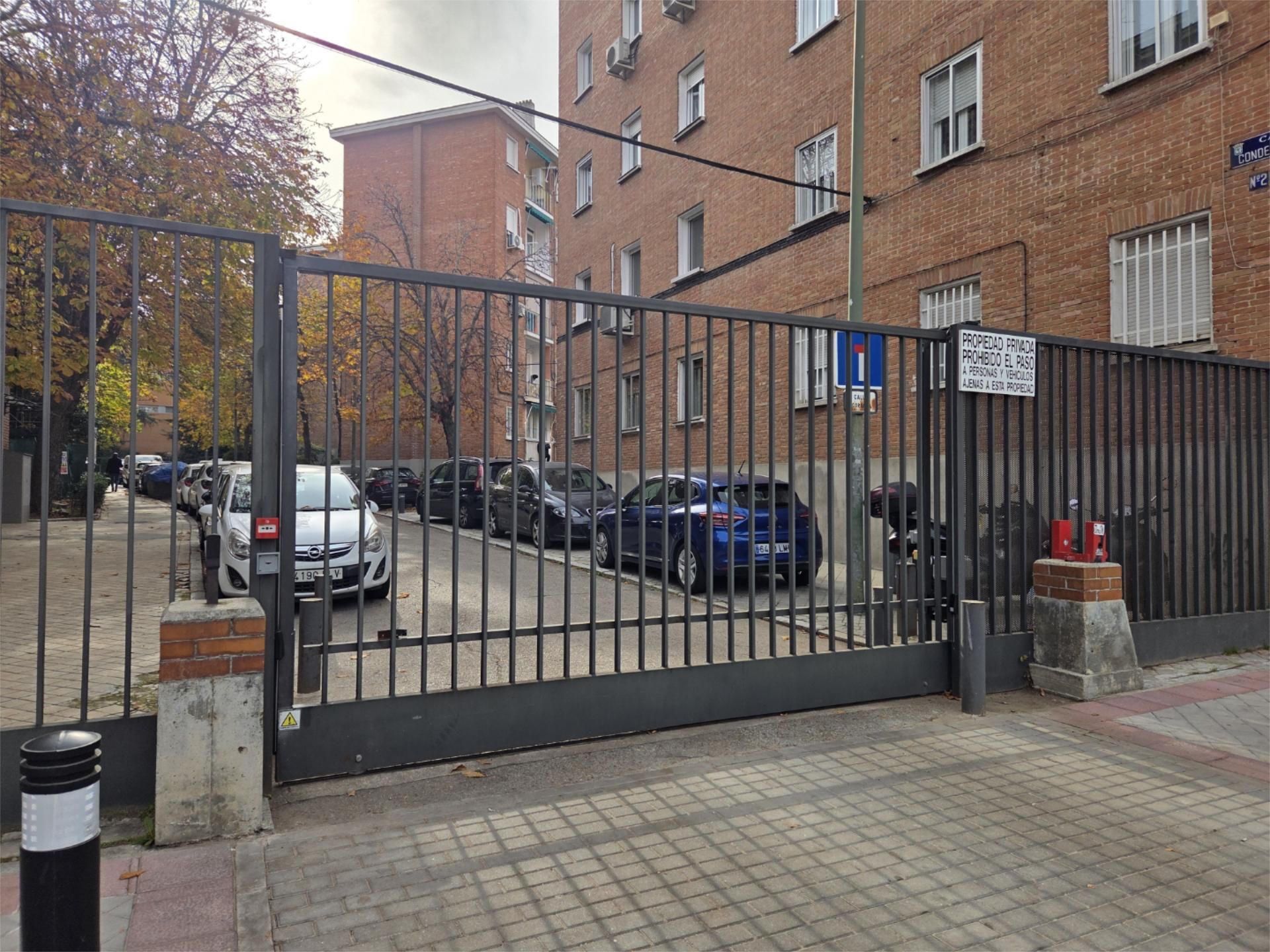 Aparcament de Pis en venda en  Madrid Capital amb Aire condicionat, Calefacció i Jardí privat