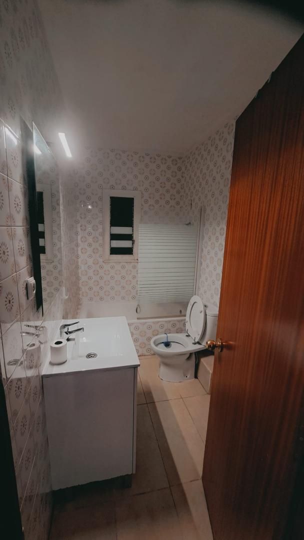 Bathroom of Flat to rent in Abrera