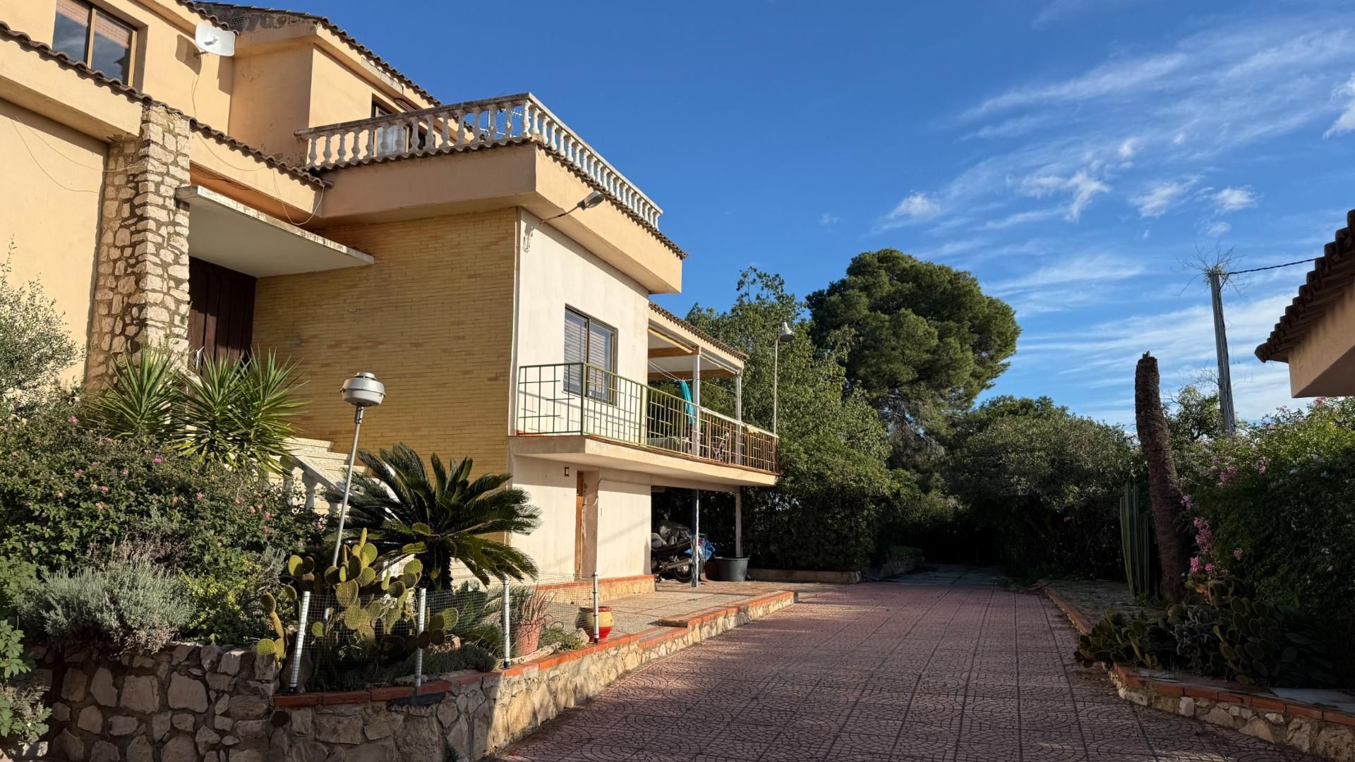 Exterior view of House or chalet for sale in La Pobla de Vallbona  with Terrace, Swimming Pool and Balcony
