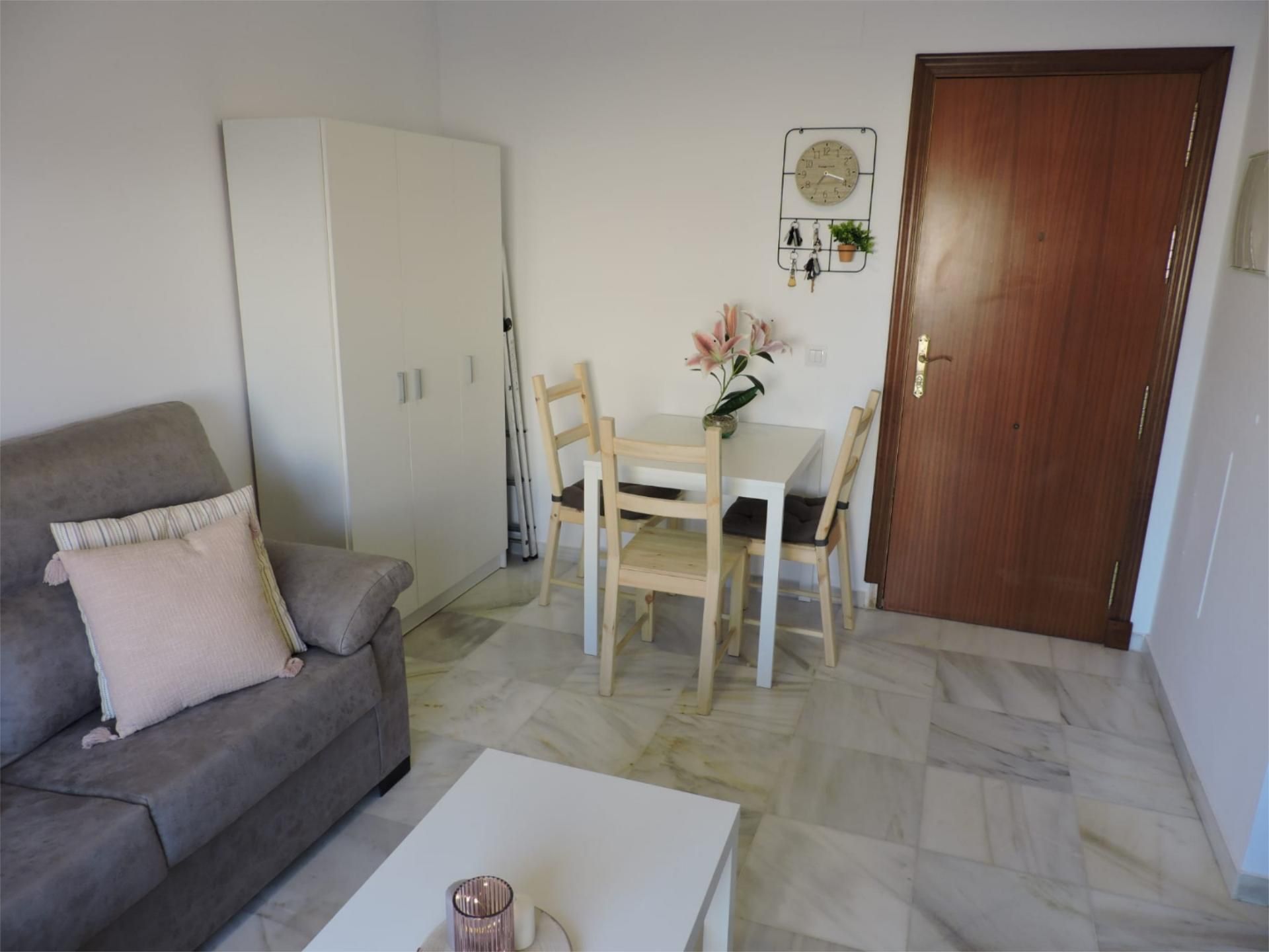 Sala d'estar de Pis de lloguer en Chiclana de la Frontera amb Aire condicionat i Balcó