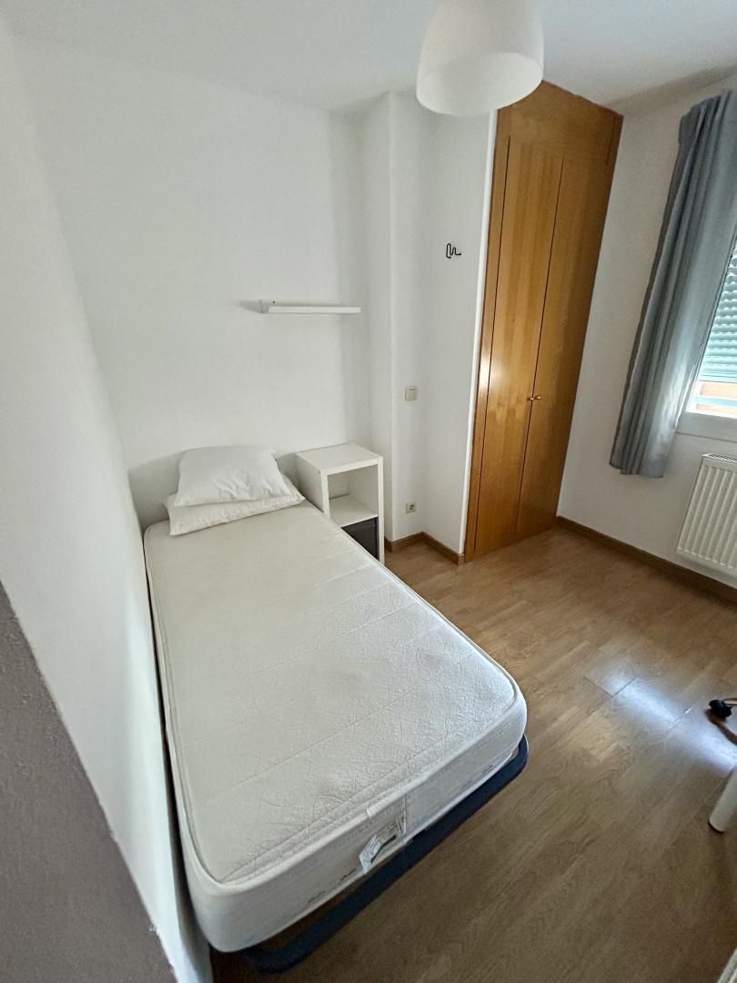 Pis per a compartir a Calle Dulce Chacón, 4, El Bercial Dormitori de Pis per a compartir en Getafe amb Calefacció, Parquet i Terrassa