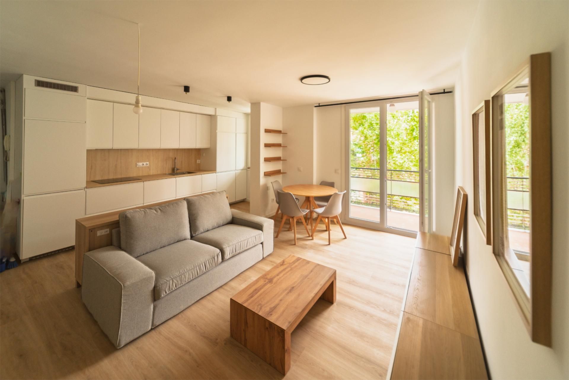 Sala d'estar de Pis en venda en  Madrid Capital amb Calefacció, Jardí privat i Parquet