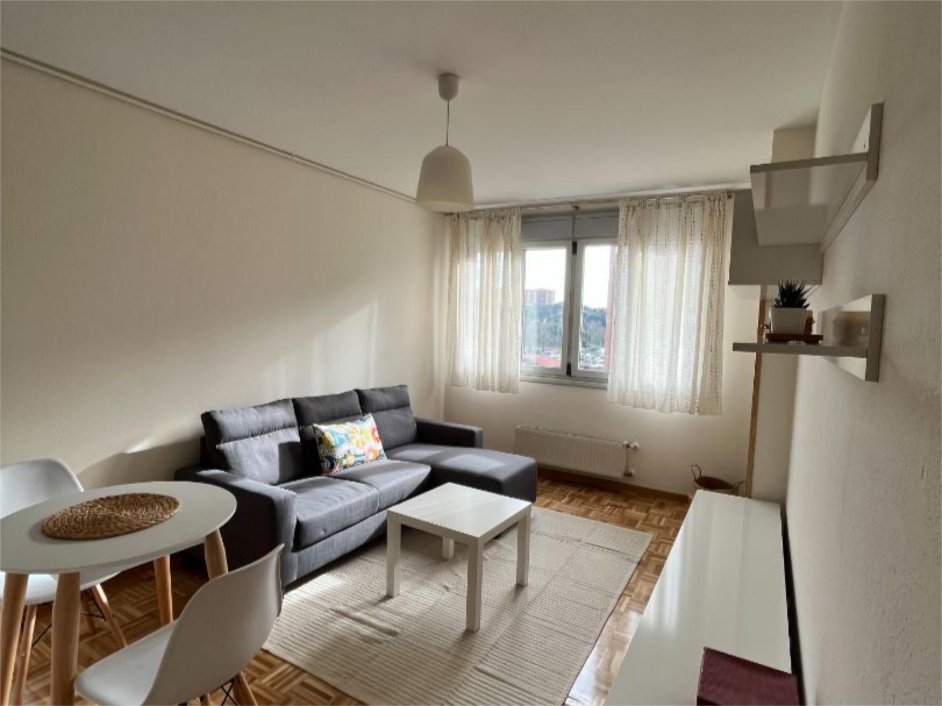 Pis en venda a Calle Toso Muñiz, 5, Versalles Sala d'estar de Pis en venda en Avilés amb Calefacció, Parquet i Traster