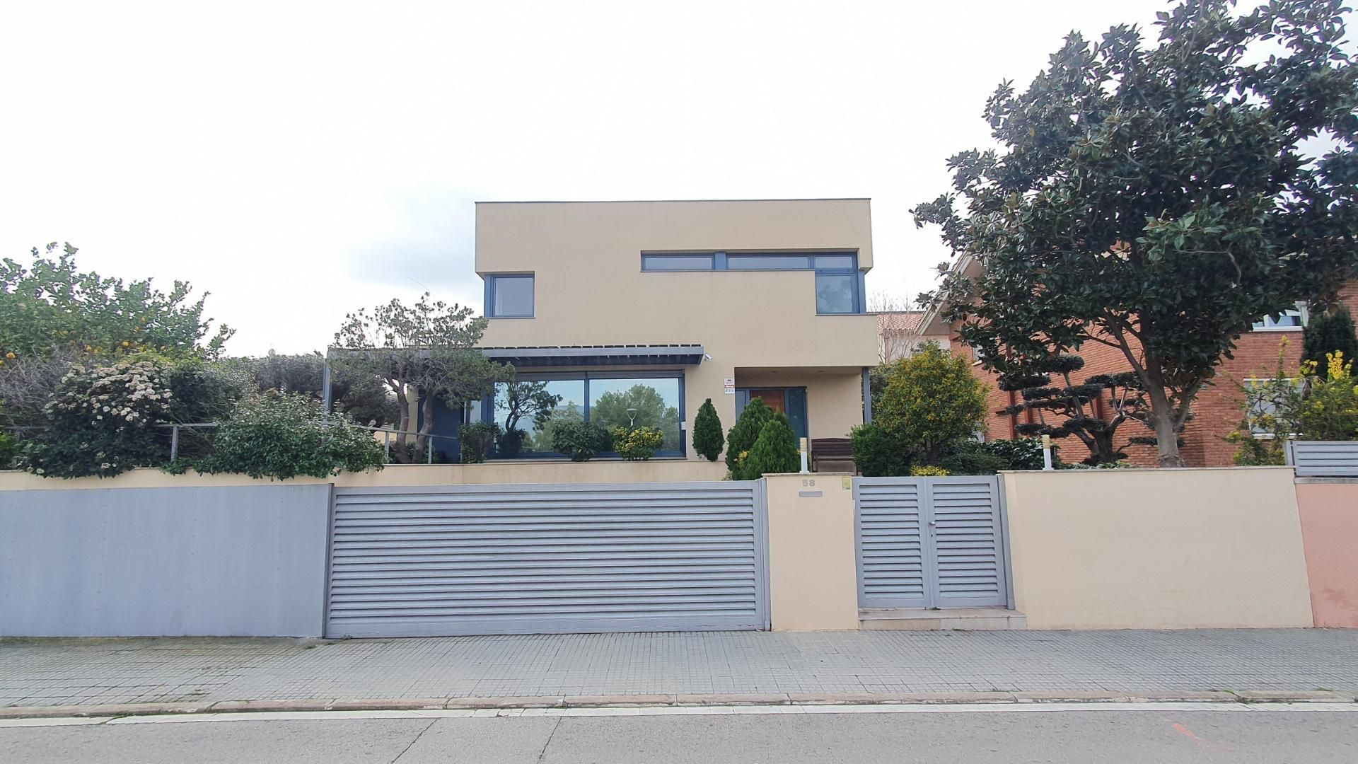 Casa o xalet en venda a Carrer Lluís Llongueras, 11, Nucli Urbà Vista exterior de Casa o xalet en venda en Esparreguera amb Terrassa i Balcó