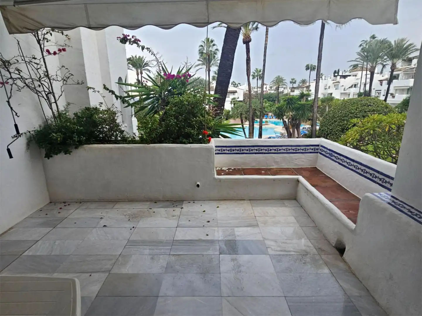 Apartamento de alquiler en Urbanización Alcazaba Beach, 2, Zona de Punta Plata Jardín de Apartamento de alquiler en Estepona con Aire acondicionado, Calefacción y Terraza