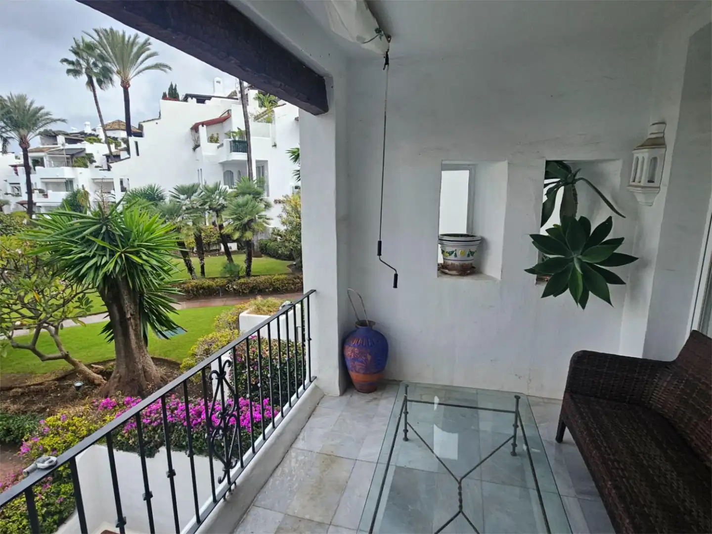 Apartamento de alquiler en Urbanización Alcazaba Beach, 2, Zona de Punta Plata Jardín de Apartamento de alquiler en Estepona con Aire acondicionado, Calefacción y Terraza