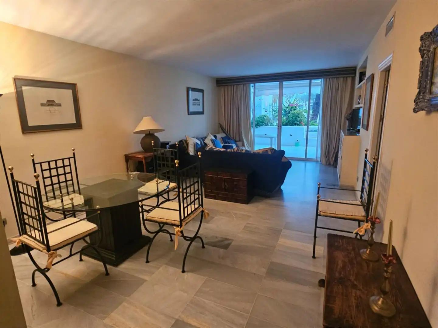 Apartamento de alquiler en Urbanización Alcazaba Beach, 2, Zona de Punta Plata Sala de estar de Apartamento de alquiler en Estepona con Aire acondicionado, Calefacción y Terraza