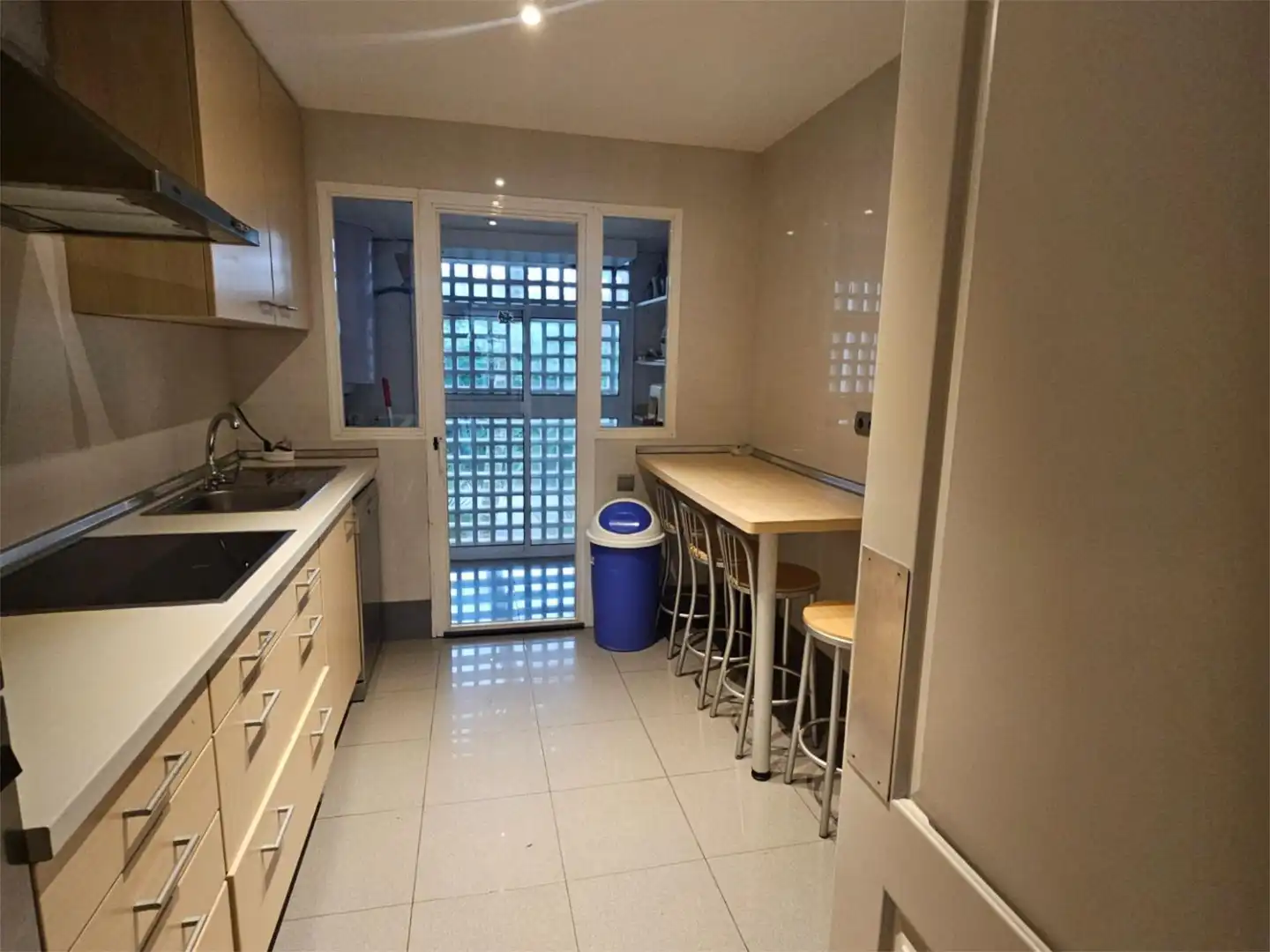 Apartamento de alquiler en Urbanización Alcazaba Beach, 2, Zona de Punta Plata Cocina de Apartamento de alquiler en Estepona con Aire acondicionado, Calefacción y Terraza