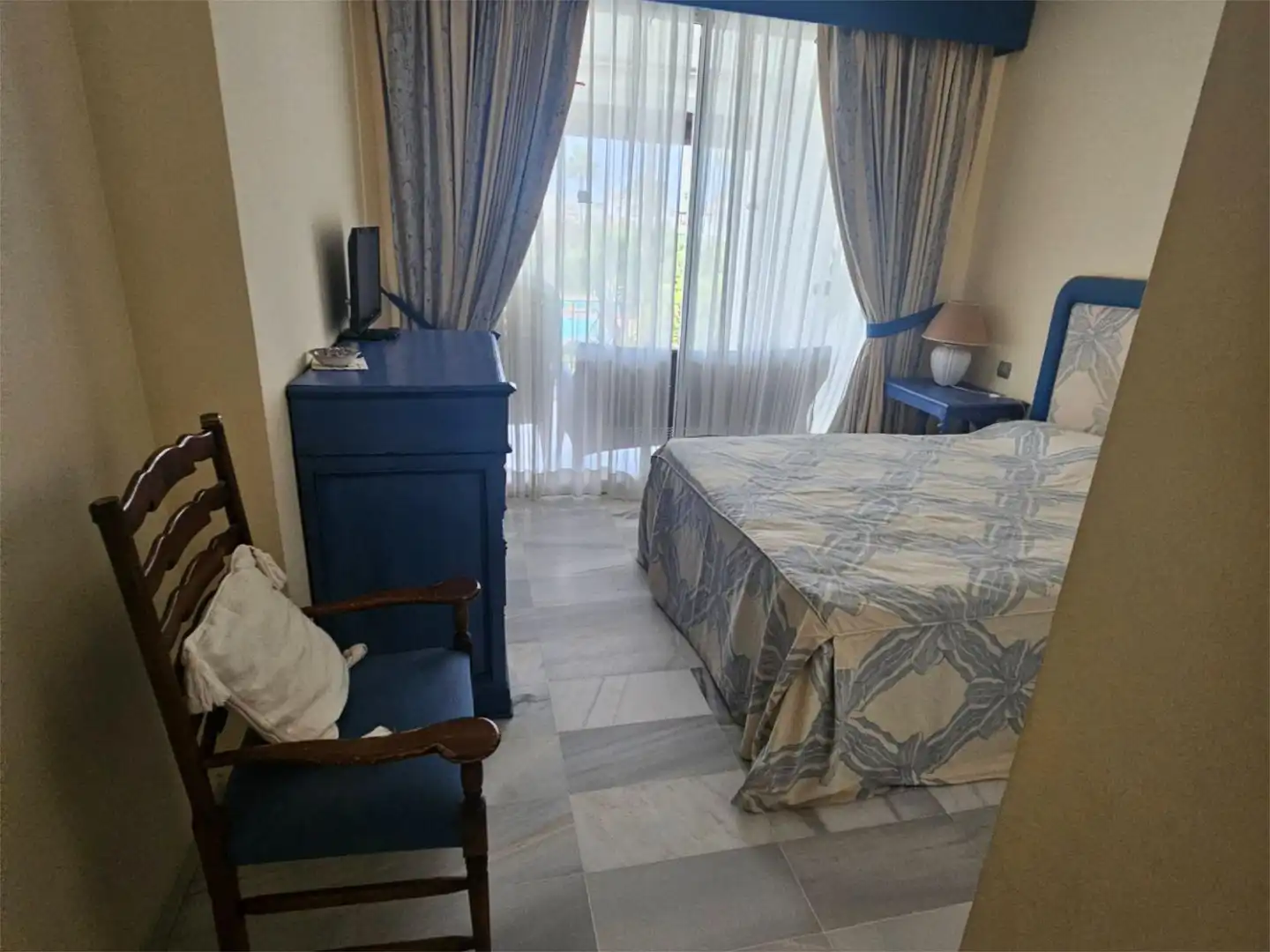 Apartamento de alquiler en Urbanización Alcazaba Beach, 2, Zona de Punta Plata Habitación de Apartamento de alquiler en Estepona con Aire acondicionado, Calefacción y Terraza