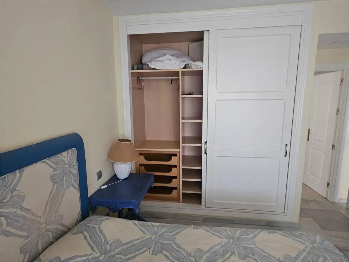 Apartamento de alquiler en Urbanización Alcazaba Beach, 2, Zona de Punta Plata Habitación de Apartamento de alquiler en Estepona con Aire acondicionado, Calefacción y Terraza