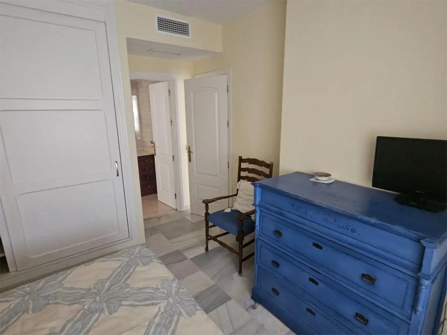Apartamento de alquiler en Urbanización Alcazaba Beach, 2, Zona de Punta Plata Habitación de Apartamento de alquiler en Estepona con Aire acondicionado, Calefacción y Terraza