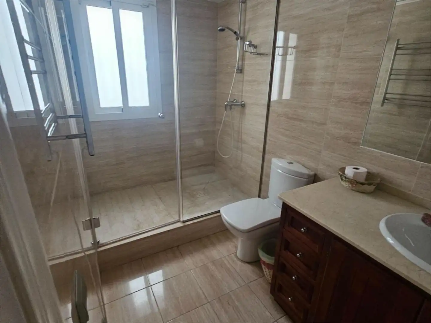 Apartamento de alquiler en Urbanización Alcazaba Beach, 2, Zona de Punta Plata Baño de Apartamento de alquiler en Estepona con Aire acondicionado, Calefacción y Terraza