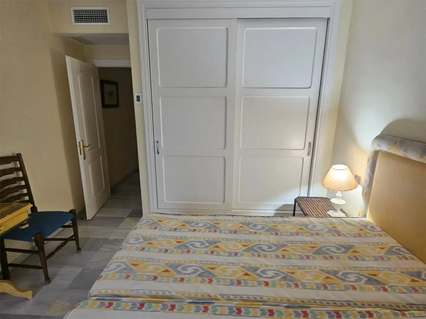 Apartamento de alquiler en Urbanización Alcazaba Beach, 2, Zona de Punta Plata Habitación de Apartamento de alquiler en Estepona con Aire acondicionado, Calefacción y Terraza