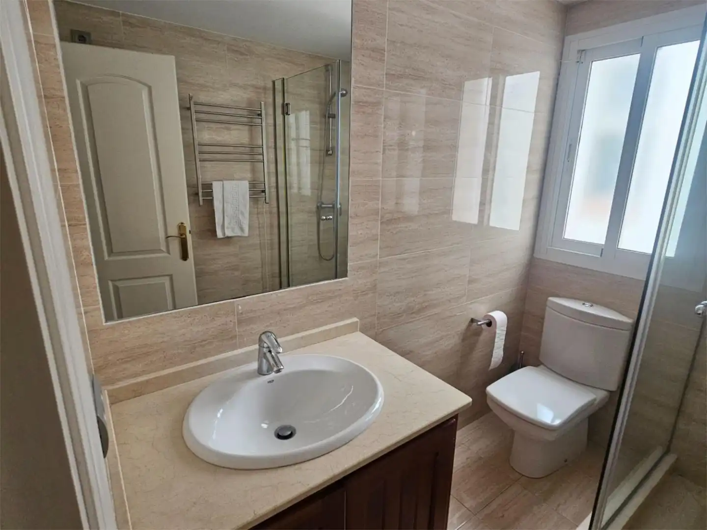 Apartamento de alquiler en Urbanización Alcazaba Beach, 2, Zona de Punta Plata Baño de Apartamento de alquiler en Estepona con Aire acondicionado, Calefacción y Terraza