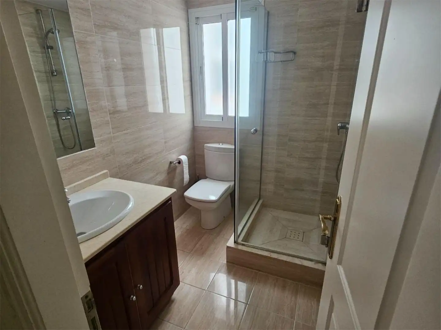 Apartamento de alquiler en Urbanización Alcazaba Beach, 2, Zona de Punta Plata Baño de Apartamento de alquiler en Estepona con Aire acondicionado, Calefacción y Terraza