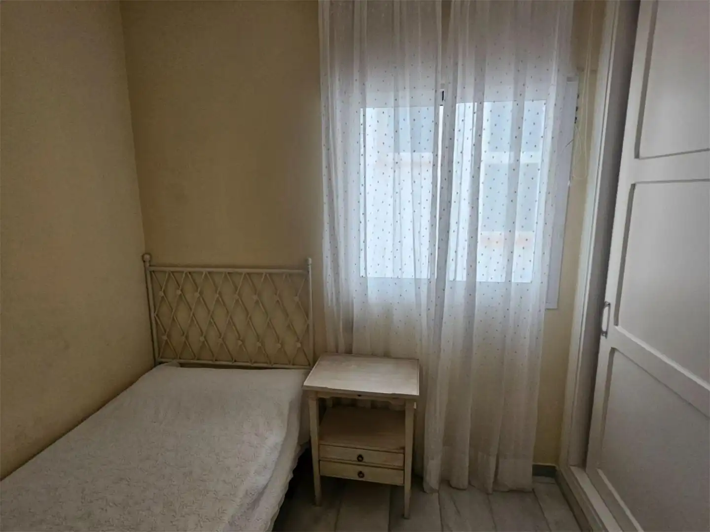 Apartamento de alquiler en Urbanización Alcazaba Beach, 2, Zona de Punta Plata Habitación de Apartamento de alquiler en Estepona con Aire acondicionado, Calefacción y Terraza