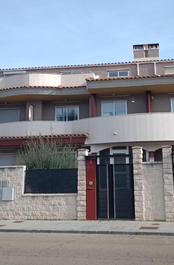 Casa adosada en venda a Avenida Río Jalón, 20, Plaza de Toros - Barón de Warsage Vista exterior de Casa adosada en venda en Calatayud amb Aire condicionat, Terrassa i Balcó