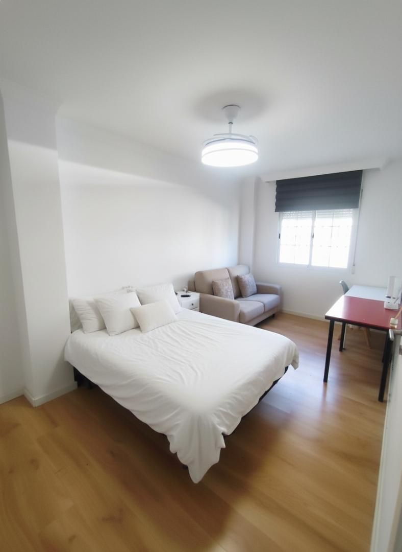 Dormitori de Pis per a compartir en Atarfe amb Parquet i Moblat