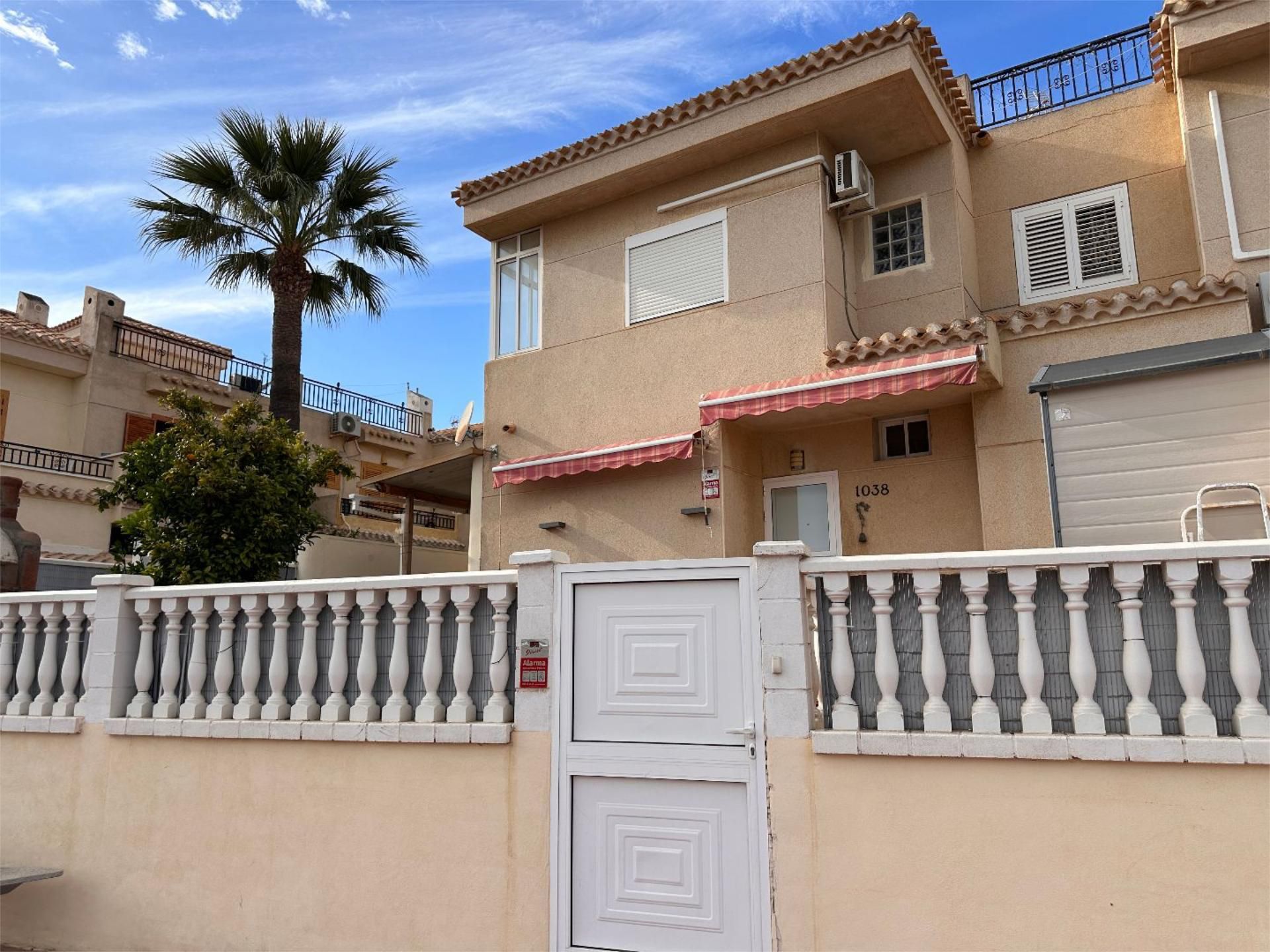 Casa adosada de lloguer a Calle Pintor Ribera, 1038, Playa Flamenca Vista exterior de Casa adosada de lloguer en Orihuela amb Aire condicionat, Calefacció i Jardí privat