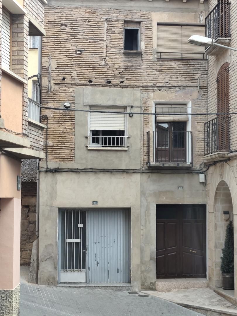 Vista exterior de Casa adosada en venda en Fraga amb Calefacció, Terrassa i Moblat