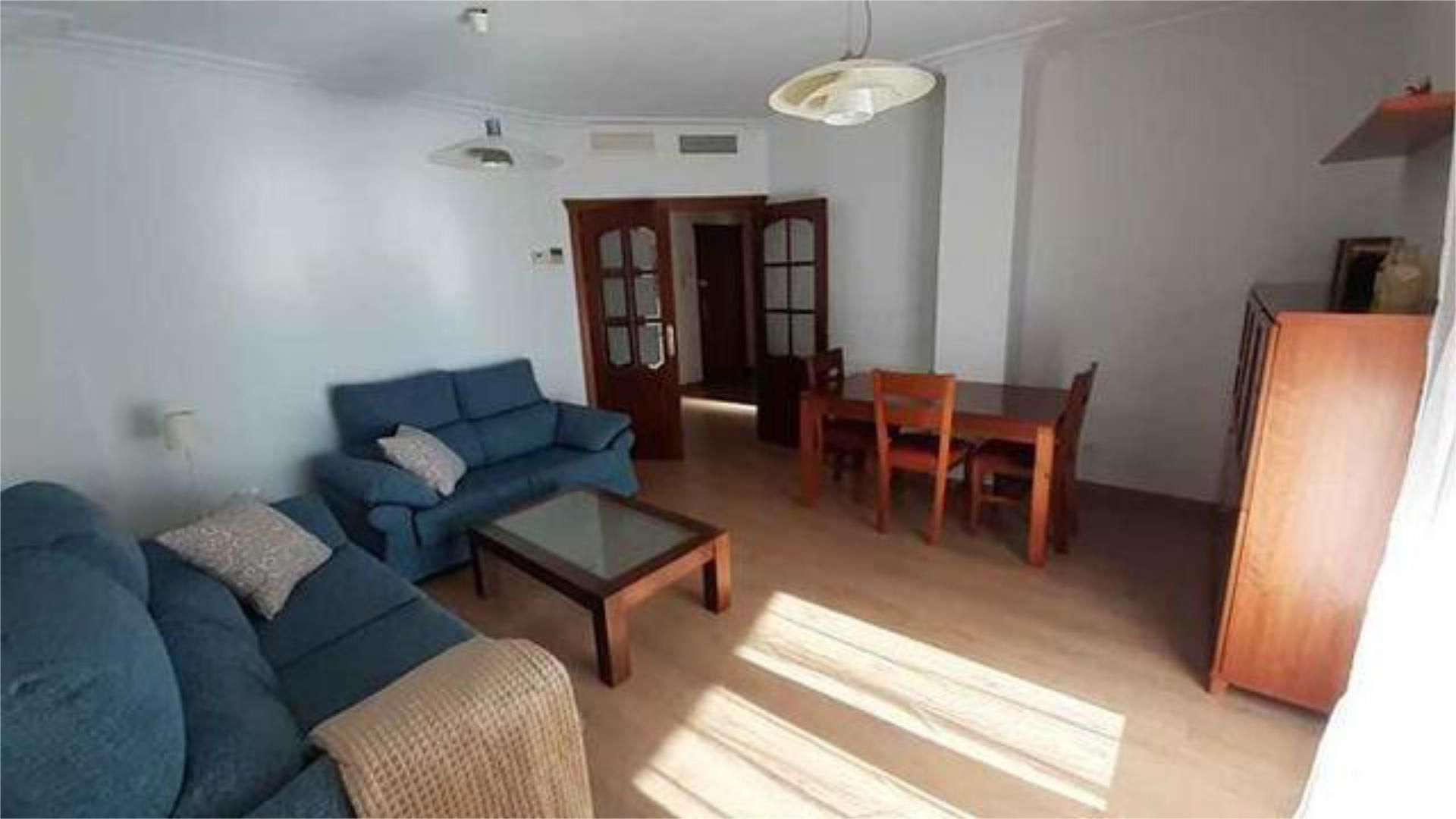 Sala d'estar de Pis de lloguer en Úbeda amb Calefacció