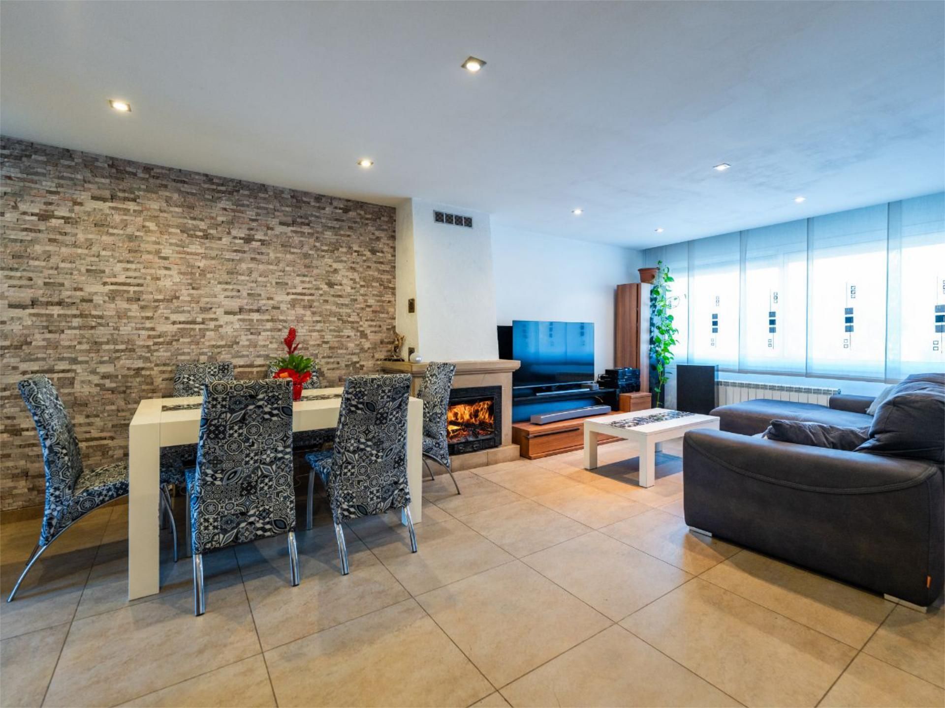 Sala d'estar de Casa adosada en venda en Santa Perpètua de Mogoda amb Aire condicionat