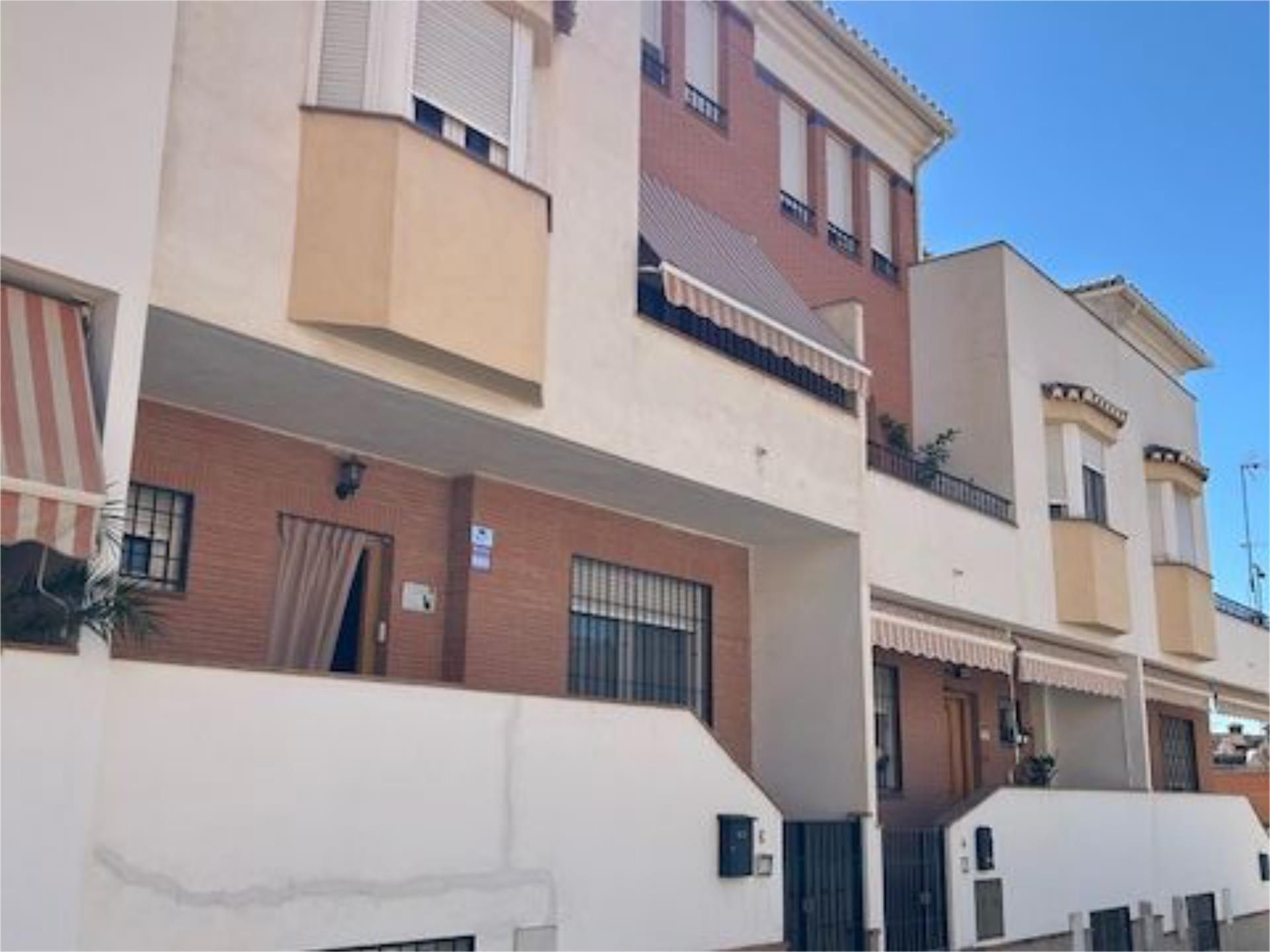 Vista exterior de Casa adosada en venta en  Granada Capital con Aire acondicionado, Terraza y Balcón