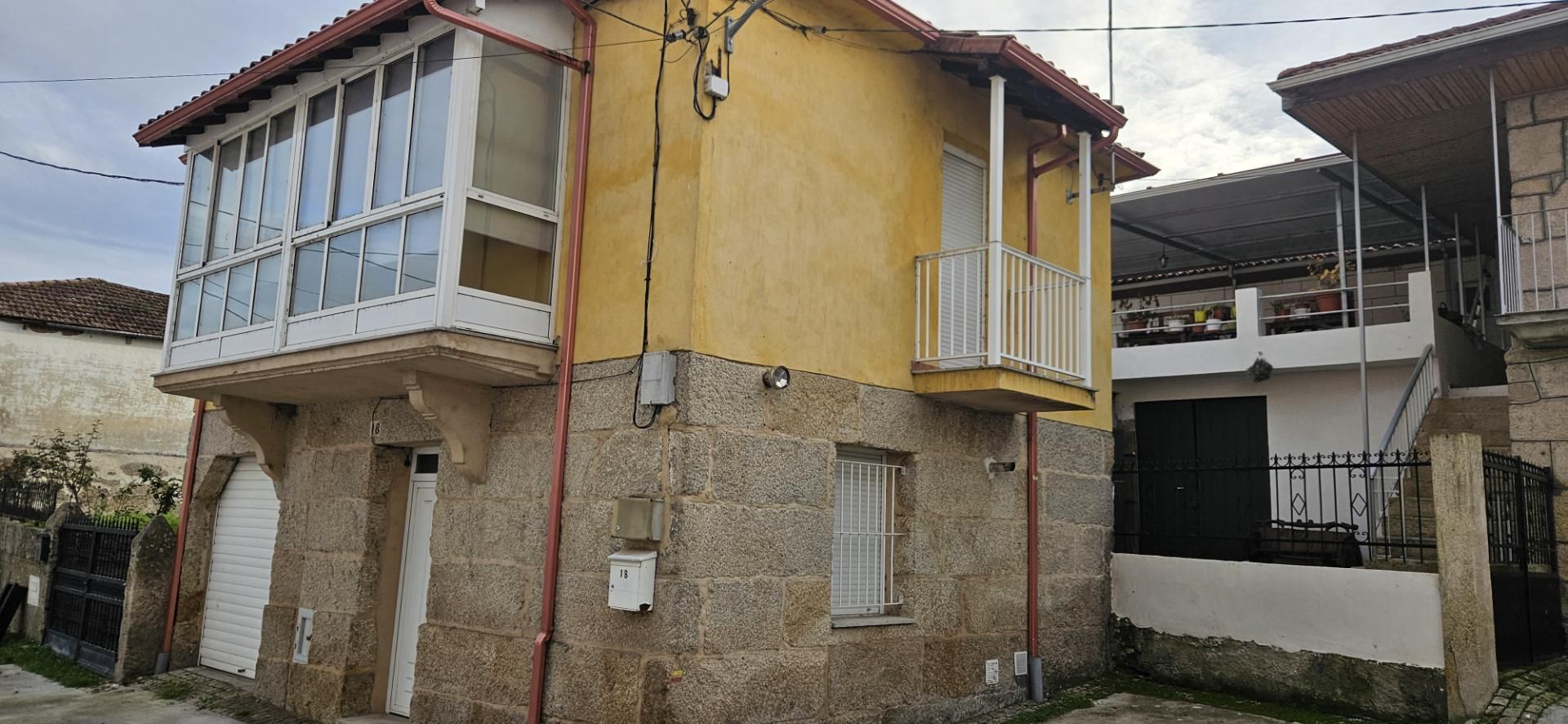 Vista exterior de Casa o xalet en venda en Oímbra amb Balcó