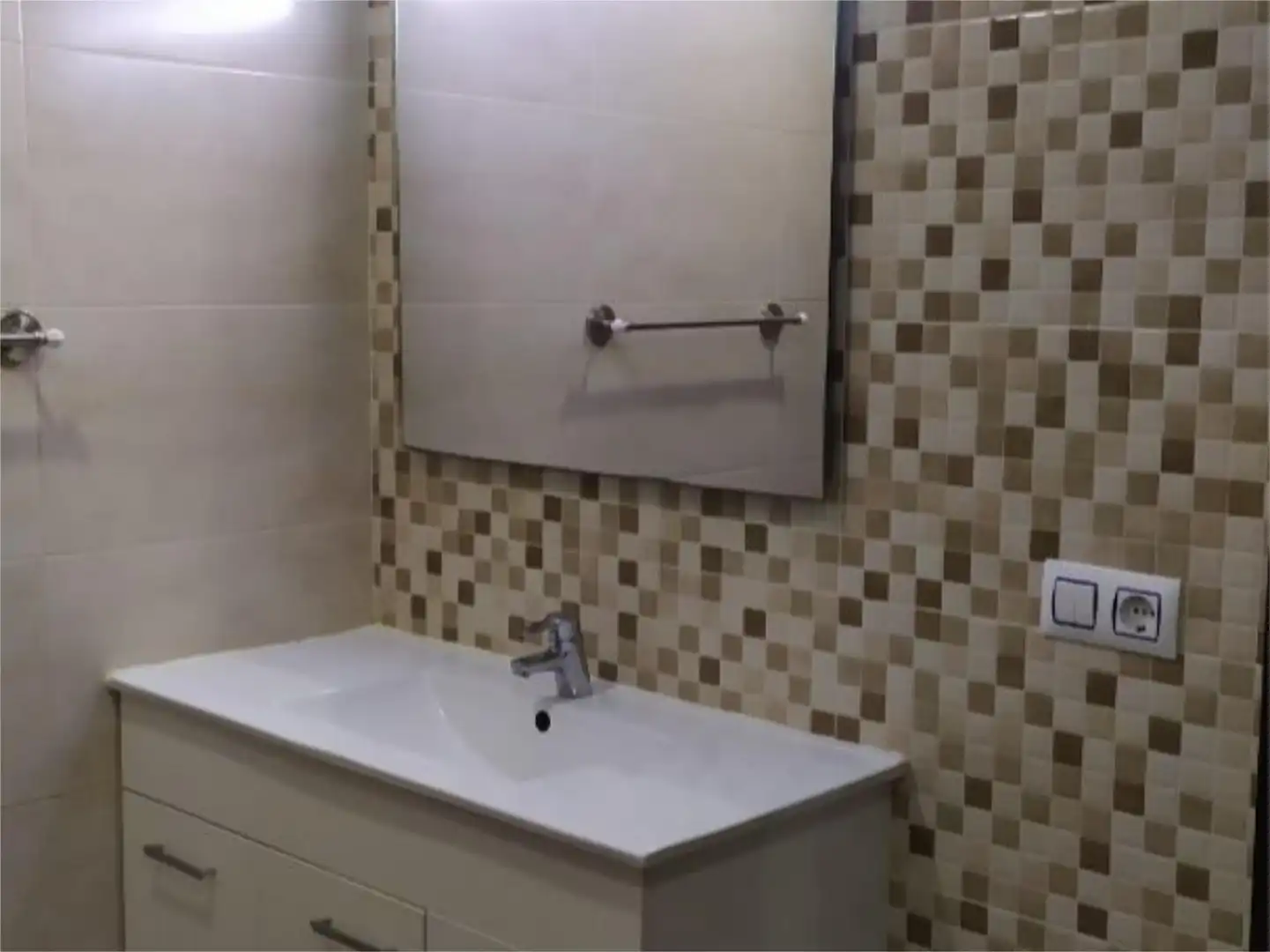 Wohnung zur Miete in Carretera de Llíria, 112, Zona Concordia Badezimmer von Wohnung zur Miete in Burjassot mit Klimaanlage, Schwimmbad und Möbliert